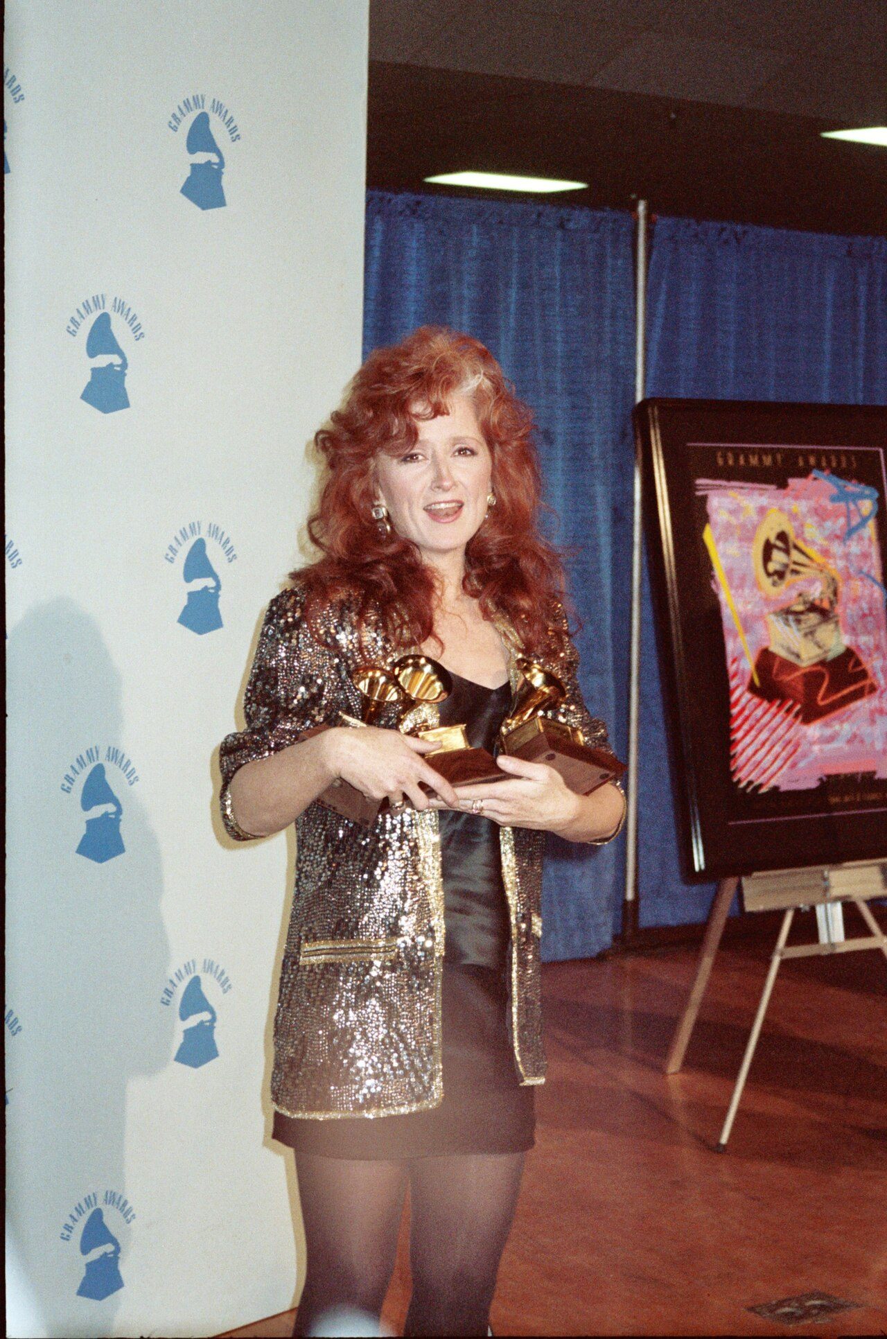 Bonnie Raitt holding her Grammy Awards backstage at the 1990 ceremony
