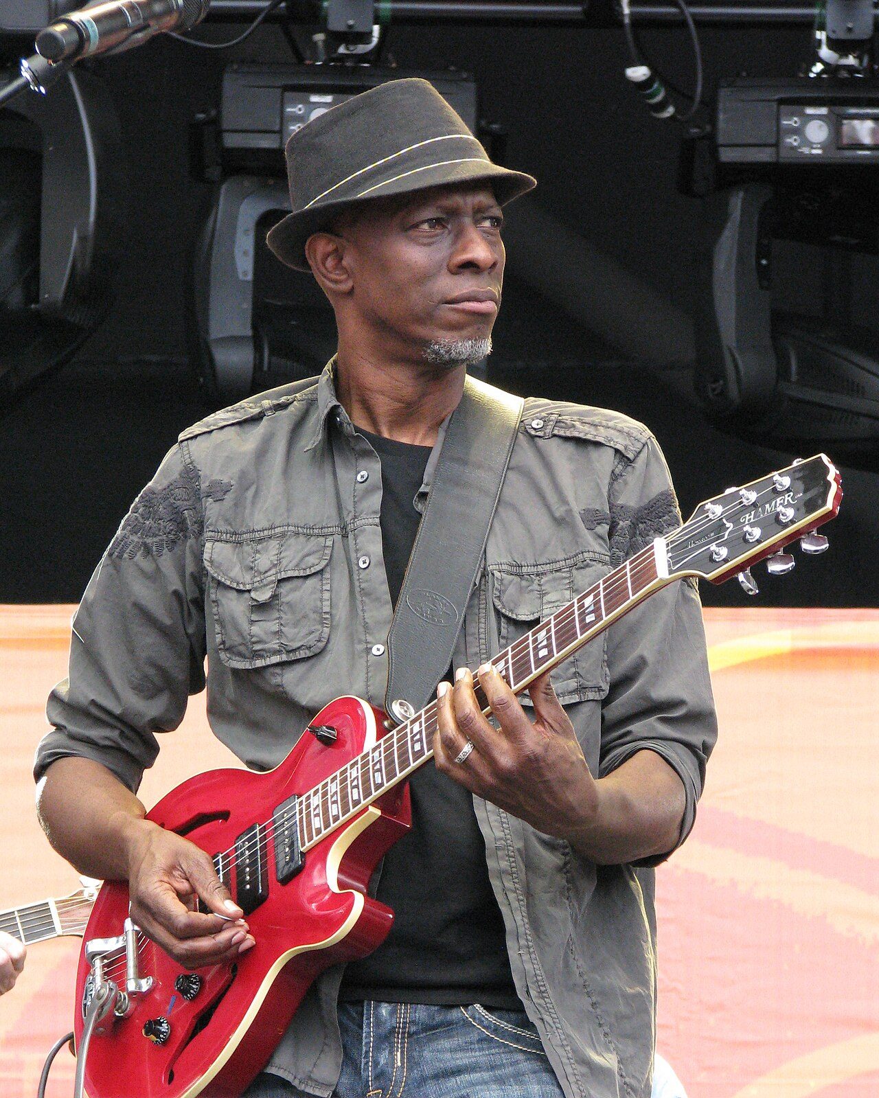 Keb’ Mo’ with a Hamer guitar at the Crossroads Guitar Festival in 2010