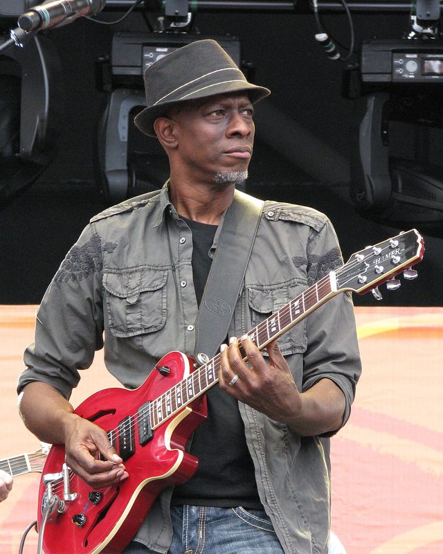 Keb’ Mo’ with a Hamer guitar at the Crossroads Guitar Festival in 2010