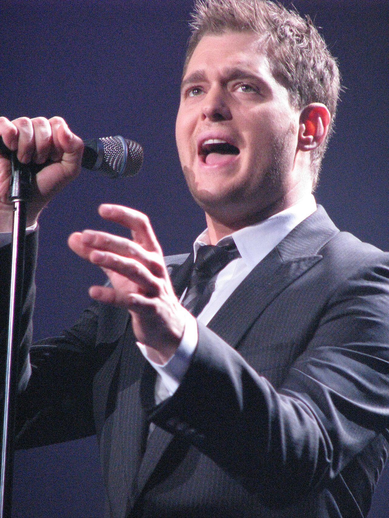 Michael Bublé singing in concert in 2008